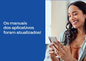 Mulher olhando parado o celular e sorrindo.